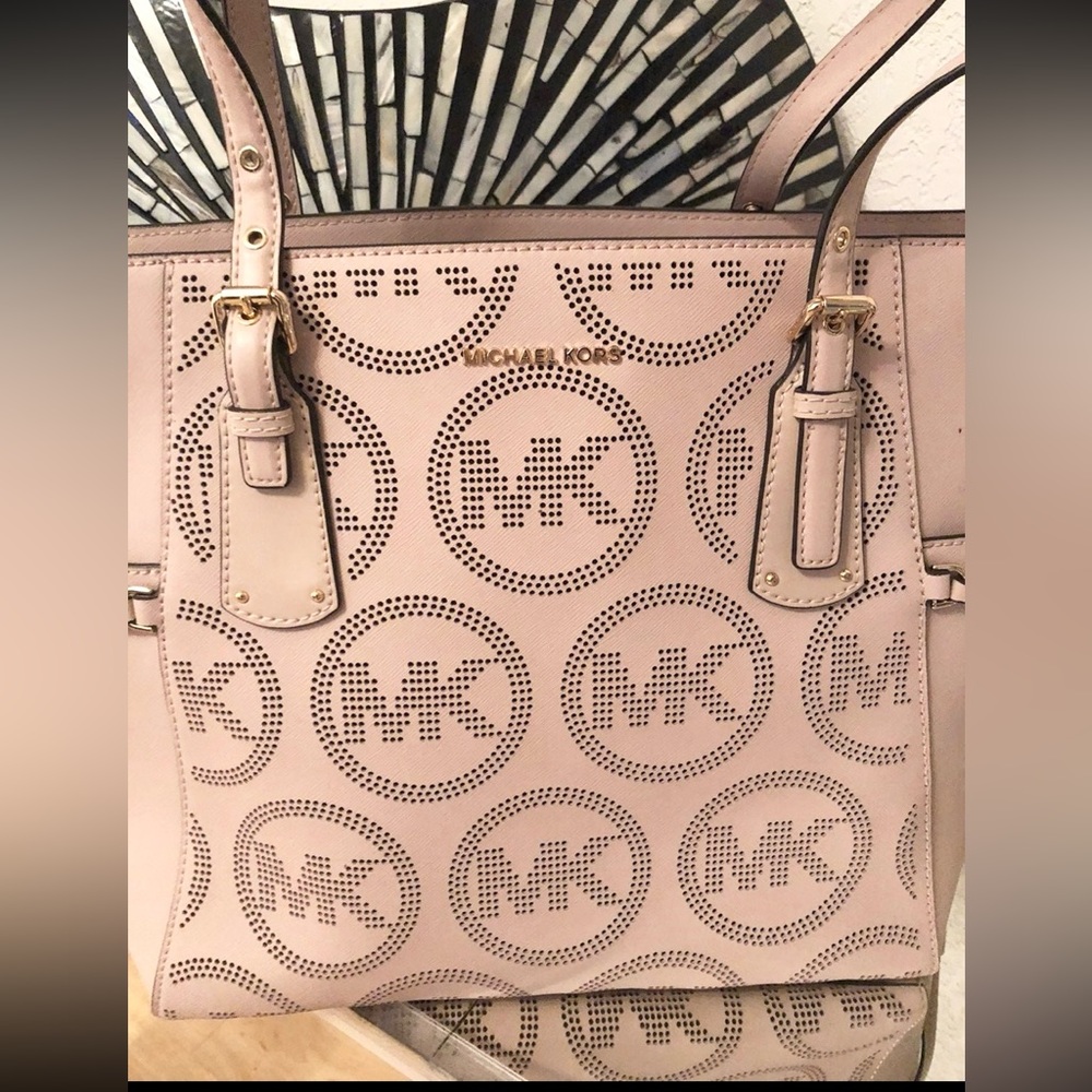 Michael Kors Voyager Tote in Blush /Pink EUC - Picture 6 of 9